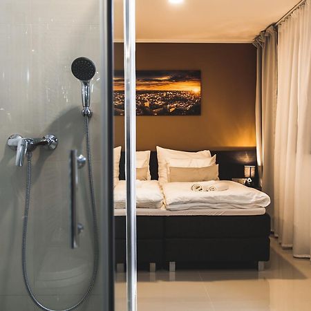 Silesia Residence Ostrava Exterior foto A shower in a hotel room