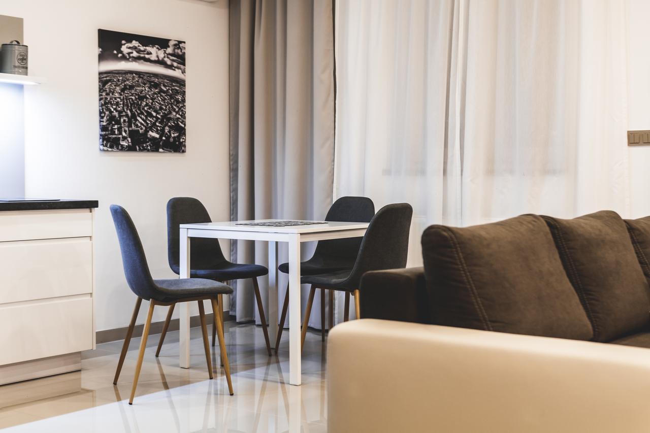 Silesia Residence Ostrava Exterior foto A living room with a dining table