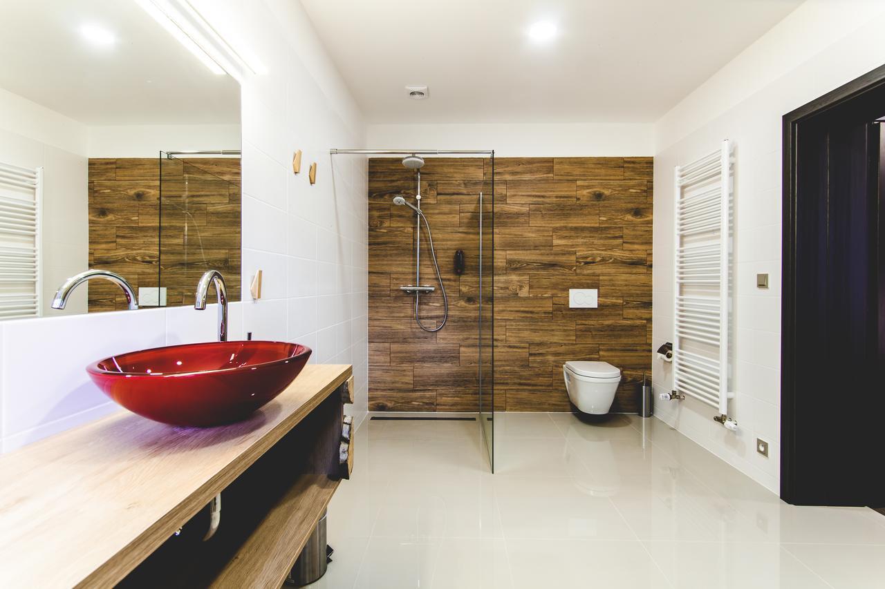 Silesia Residence Ostrava Exterior foto Bathroom with shower